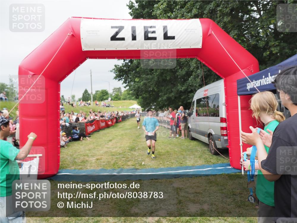 21.06.2025 - 27. Vierlanden-Triathlon MichiJ http://msf.ph/oto/8038783 15.06.2026 13:18:45 Ziel 241 meine-sportfotos.de