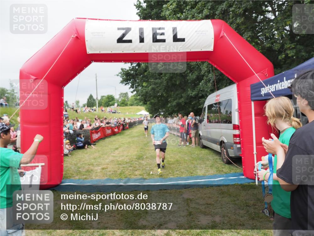 21.06.2025 - 27. Vierlanden-Triathlon MichiJ http://msf.ph/oto/8038787 15.06.2026 13:18:46 Ziel 241, 855 meine-sportfotos.de