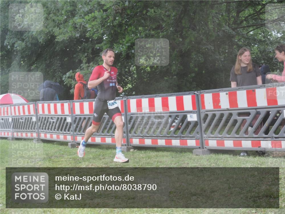 21.06.2025 - 27. Vierlanden-Triathlon KatJ http://msf.ph/oto/8038790 15.06.2025 14:21:52 Ziel 1215, 1251 meine-sportfotos.de