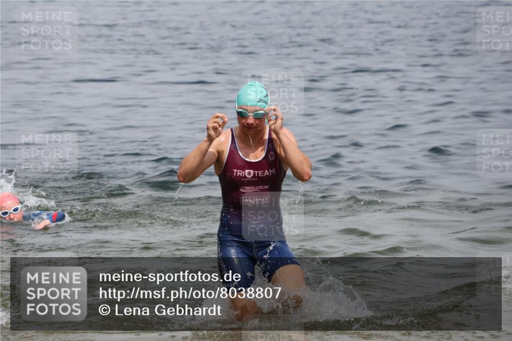 21.06.2025 - 27. Vierlanden-Triathlon Lena Gebhardt http://msf.ph/oto/8038807 15.06.2025 12:29:11 Schwimmen 1065, 1066, 1067, 1068 meine-sportfotos.de