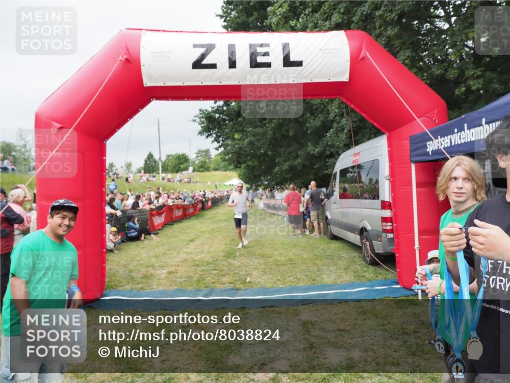 21.06.2025 - 27. Vierlanden-Triathlon MichiJ http://msf.ph/oto/8038824 15.06.2026 13:18:49 Ziel 241, 855 meine-sportfotos.de