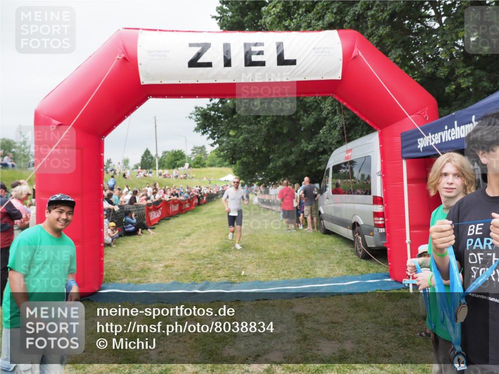 21.06.2025 - 27. Vierlanden-Triathlon MichiJ http://msf.ph/oto/8038834 15.06.2026 13:18:49 Ziel 241, 855 meine-sportfotos.de