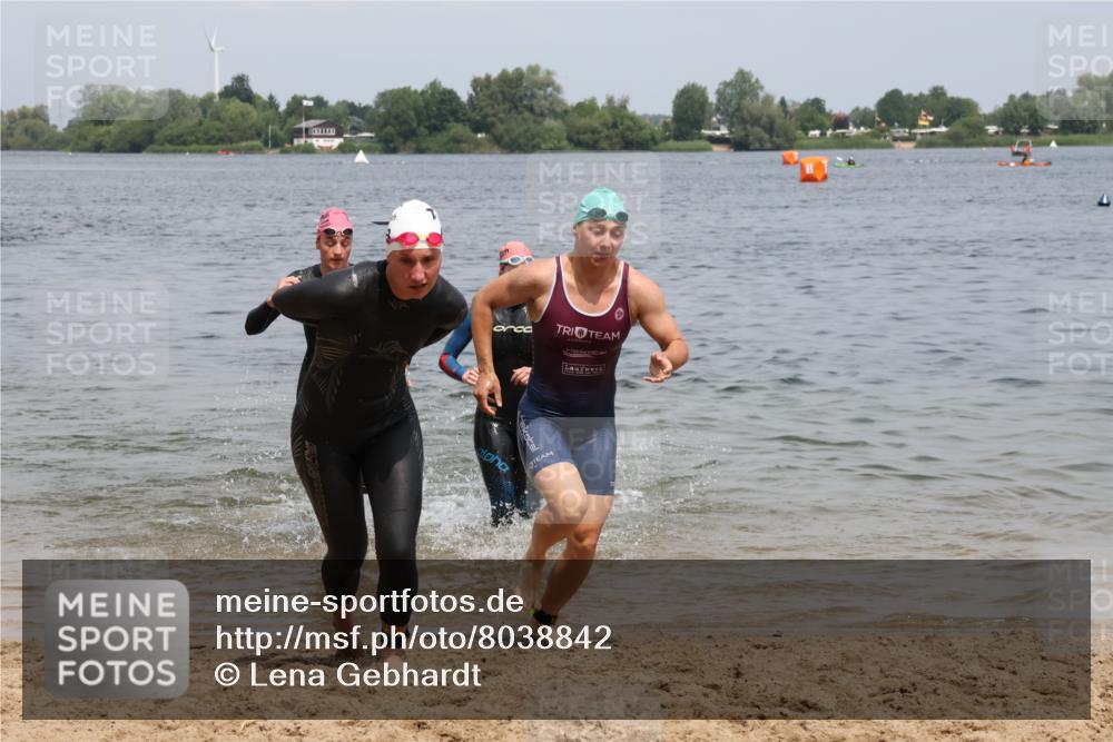 21.06.2025 - 27. Vierlanden-Triathlon Lena Gebhardt http://msf.ph/oto/8038842 15.06.2025 12:29:17 Schwimmen 1065, 1066, 1067, 1068 meine-sportfotos.de