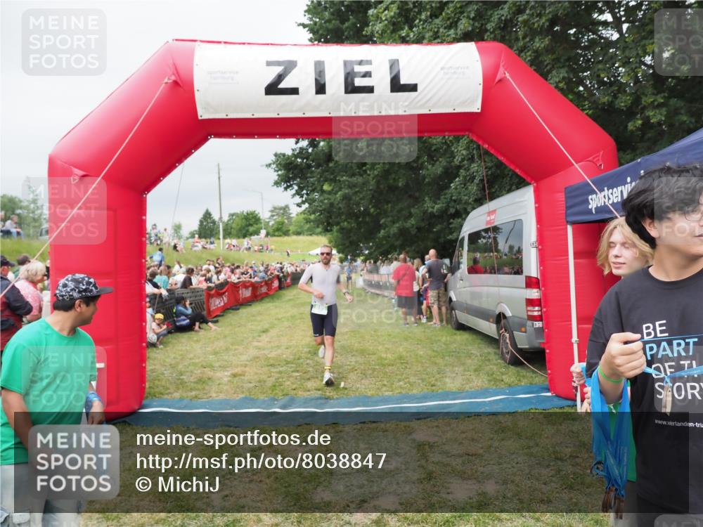 21.06.2025 - 27. Vierlanden-Triathlon MichiJ http://msf.ph/oto/8038847 15.06.2026 13:18:50 Ziel 241, 855 meine-sportfotos.de