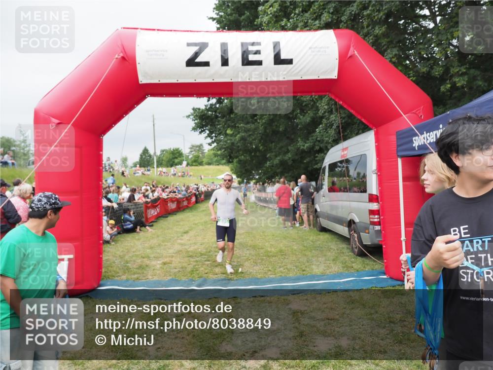 21.06.2025 - 27. Vierlanden-Triathlon MichiJ http://msf.ph/oto/8038849 15.06.2026 13:18:50 Ziel 241, 855 meine-sportfotos.de