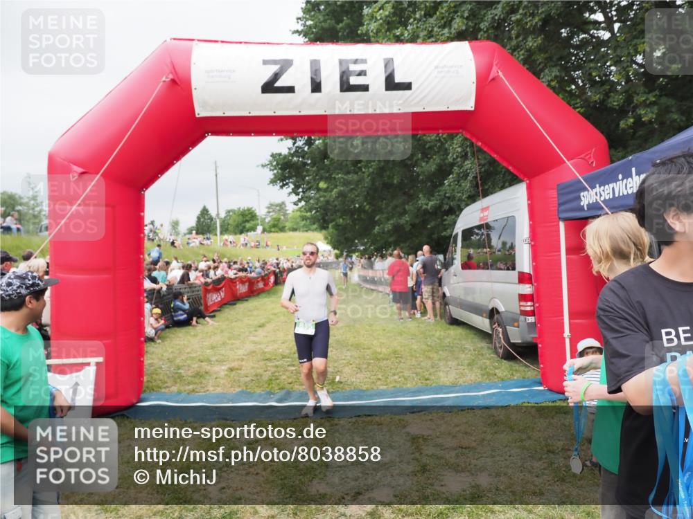 21.06.2025 - 27. Vierlanden-Triathlon MichiJ http://msf.ph/oto/8038858 15.06.2026 13:18:50 Ziel 241, 855 meine-sportfotos.de