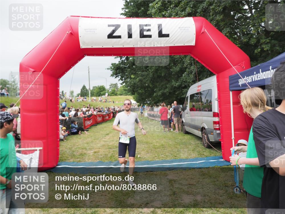 21.06.2025 - 27. Vierlanden-Triathlon MichiJ http://msf.ph/oto/8038866 15.06.2026 13:18:50 Ziel 241, 855 meine-sportfotos.de
