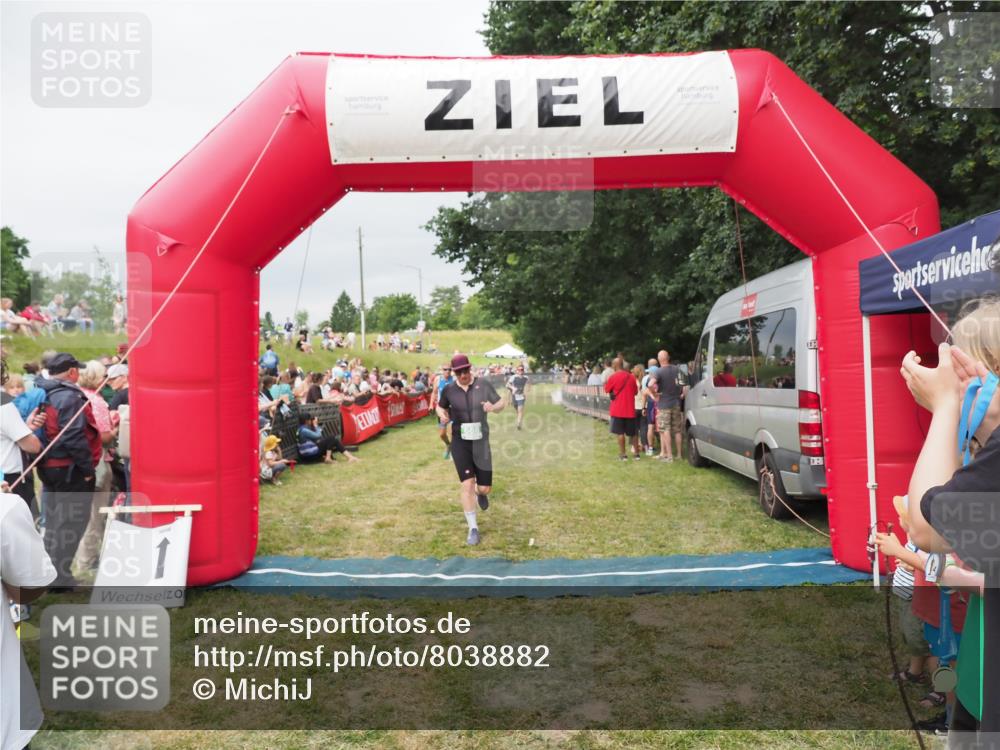 21.06.2025 - 27. Vierlanden-Triathlon MichiJ http://msf.ph/oto/8038882 15.06.2026 13:19:02 Ziel 668, 743 meine-sportfotos.de
