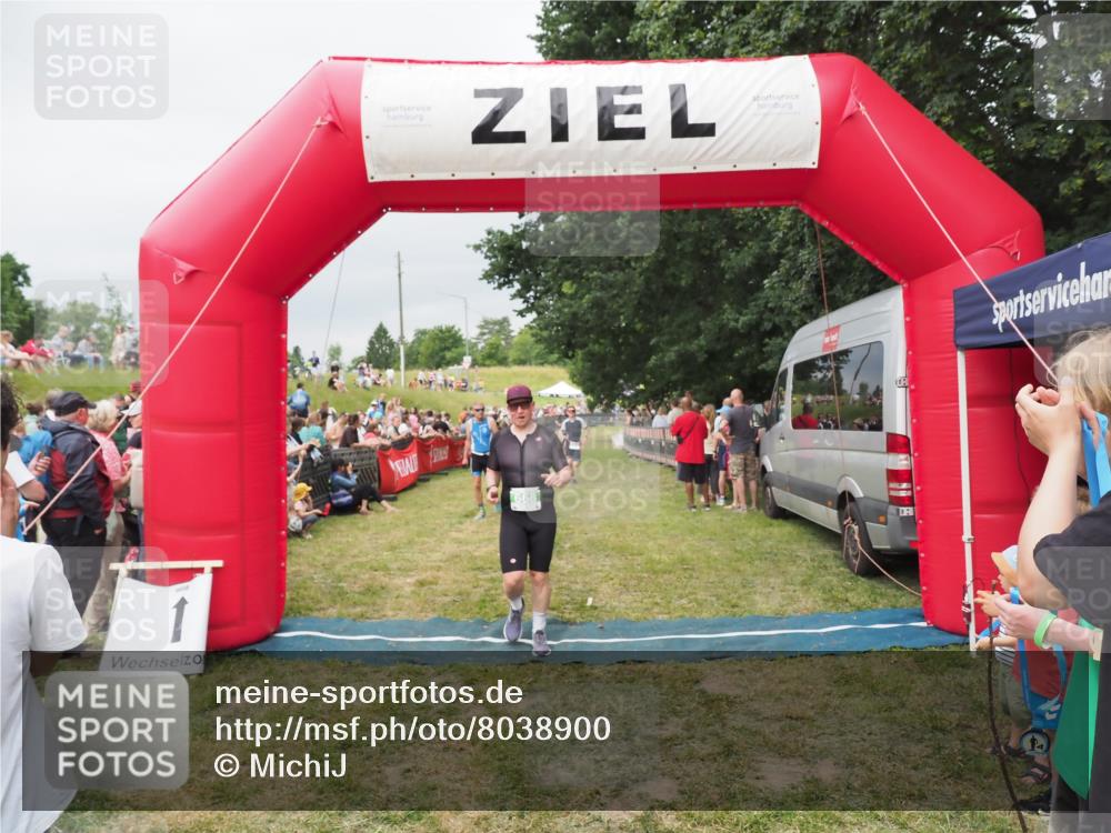 21.06.2025 - 27. Vierlanden-Triathlon MichiJ http://msf.ph/oto/8038900 15.06.2026 13:19:03 Ziel 668, 743 meine-sportfotos.de