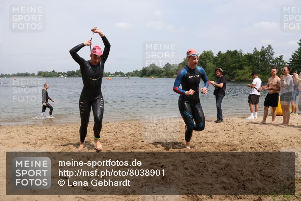 21.06.2025 - 27. Vierlanden-Triathlon Lena Gebhardt http://msf.ph/oto/8038901 15.06.2025 12:29:20 Schwimmen 1065, 1066, 1067, 1068 meine-sportfotos.de