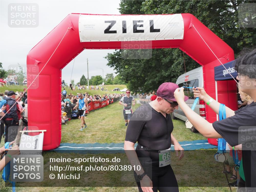 21.06.2025 - 27. Vierlanden-Triathlon MichiJ http://msf.ph/oto/8038910 15.06.2026 13:19:05 Ziel 668, 743 meine-sportfotos.de
