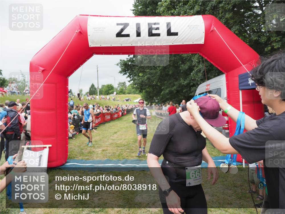 21.06.2025 - 27. Vierlanden-Triathlon MichiJ http://msf.ph/oto/8038918 15.06.2026 13:19:05 Ziel 668, 743 meine-sportfotos.de