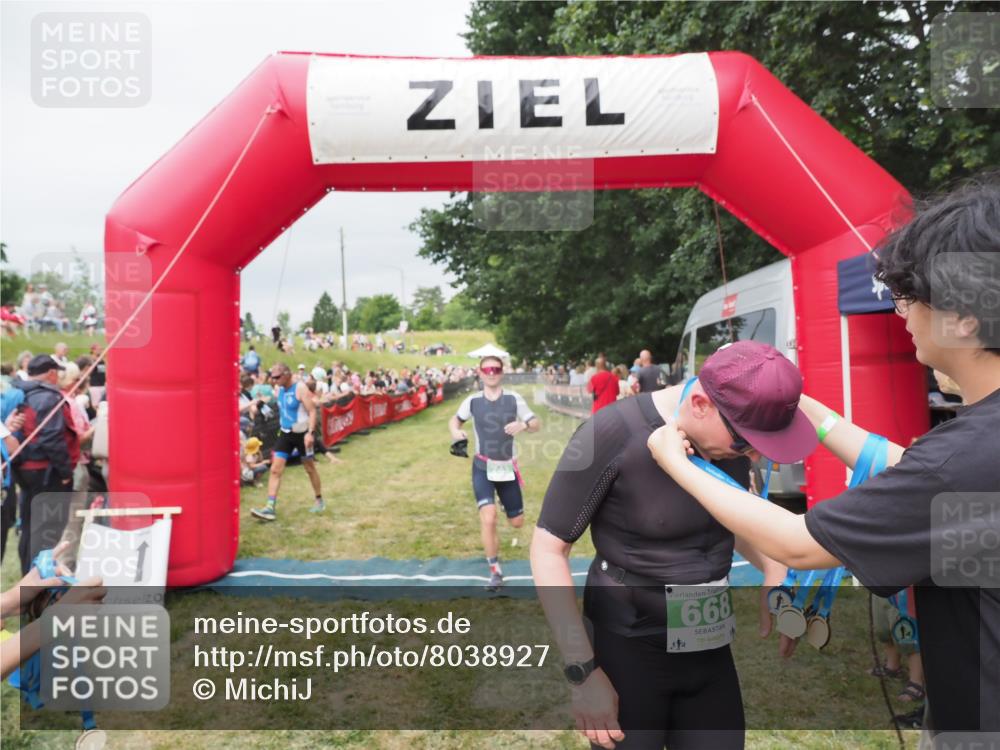 21.06.2025 - 27. Vierlanden-Triathlon MichiJ http://msf.ph/oto/8038927 15.06.2026 13:19:06 Ziel 646, 668, 743 meine-sportfotos.de