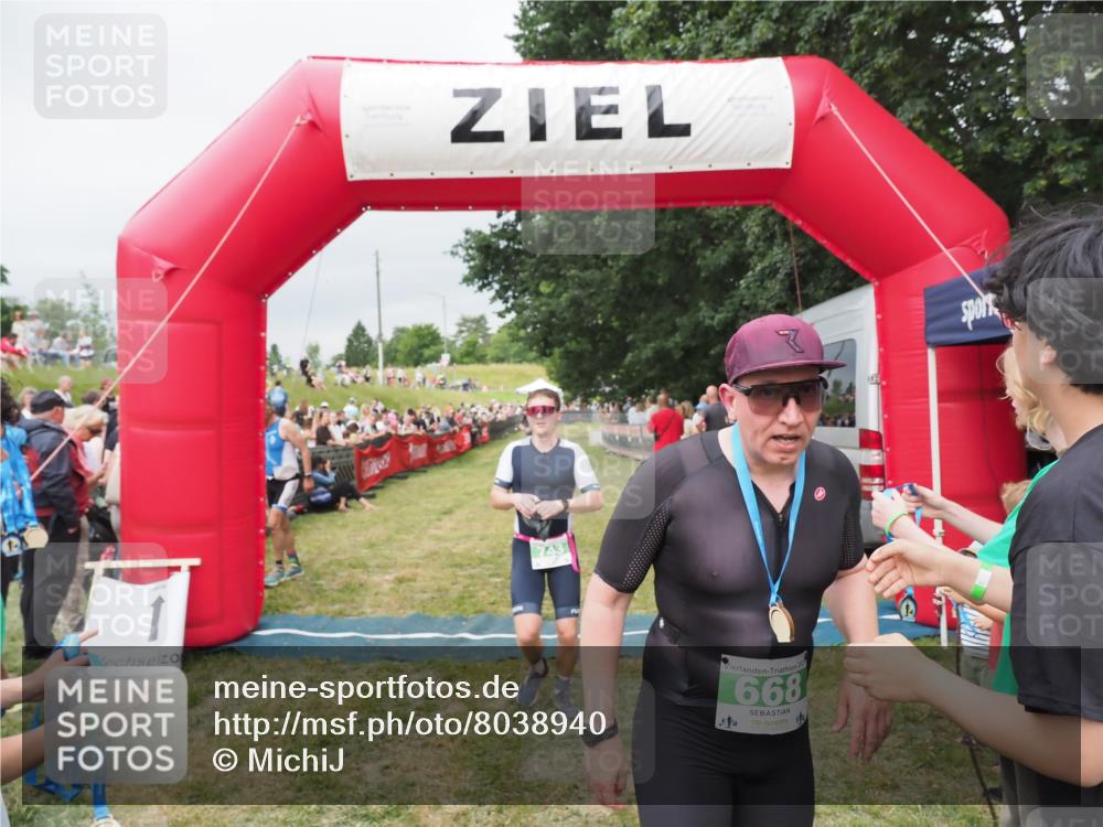 21.06.2025 - 27. Vierlanden-Triathlon MichiJ http://msf.ph/oto/8038940 15.06.2026 13:19:06 Ziel 646, 668, 743 meine-sportfotos.de