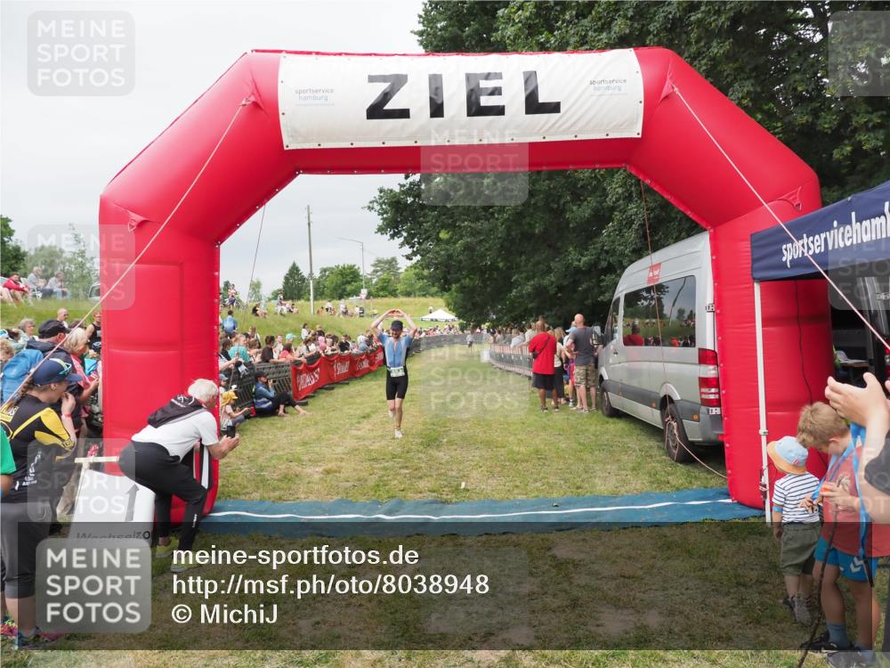 21.06.2025 - 27. Vierlanden-Triathlon MichiJ http://msf.ph/oto/8038948 15.06.2026 13:19:22 Ziel 683 meine-sportfotos.de