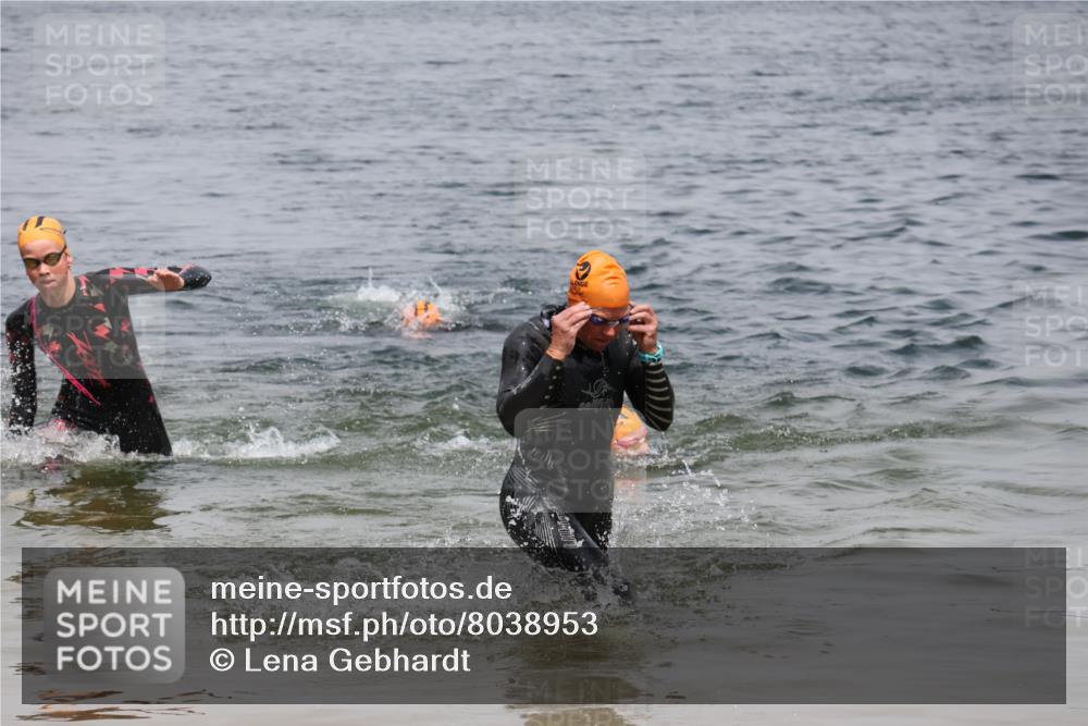 21.06.2025 - 27. Vierlanden-Triathlon Lena Gebhardt http://msf.ph/oto/8038953 15.06.2025 12:29:49 Schwimmen 1073, 1074, 1075 meine-sportfotos.de