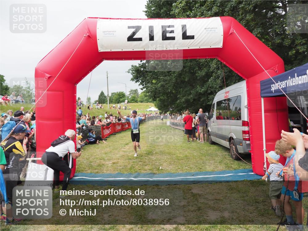 21.06.2025 - 27. Vierlanden-Triathlon MichiJ http://msf.ph/oto/8038956 15.06.2026 13:19:23 Ziel 683 meine-sportfotos.de