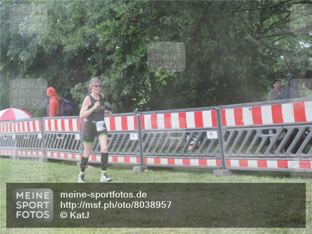 21.06.2025 - 27. Vierlanden-Triathlon KatJ http://msf.ph/oto/8038957 15.06.2025 14:22:08 Ziel 1201, 1226 meine-sportfotos.de
