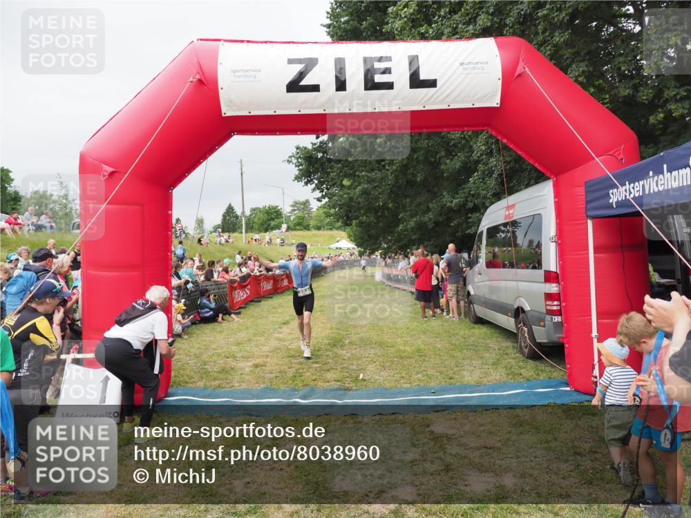 21.06.2025 - 27. Vierlanden-Triathlon MichiJ http://msf.ph/oto/8038960 15.06.2026 13:19:23 Ziel 683 meine-sportfotos.de