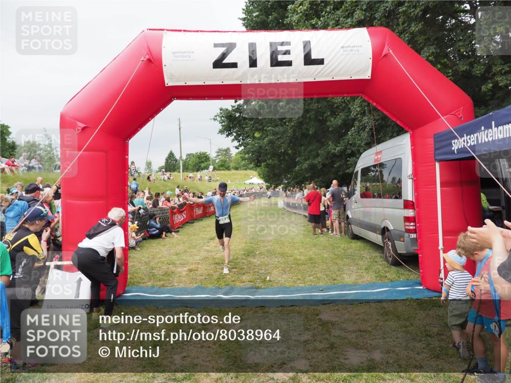 21.06.2025 - 27. Vierlanden-Triathlon MichiJ http://msf.ph/oto/8038964 15.06.2026 13:19:23 Ziel 683 meine-sportfotos.de