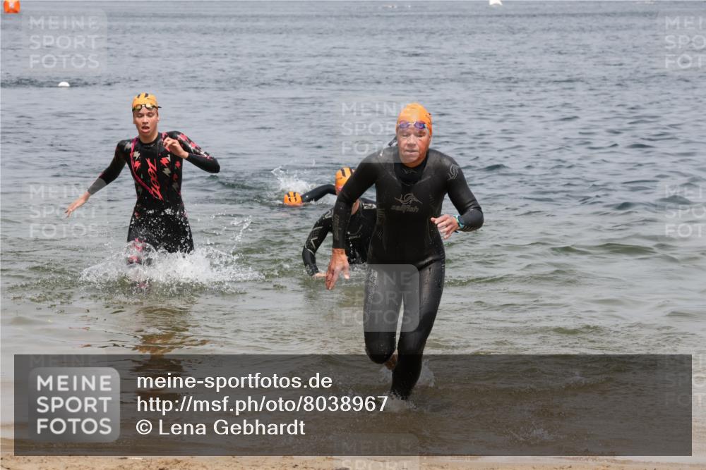 21.06.2025 - 27. Vierlanden-Triathlon Lena Gebhardt http://msf.ph/oto/8038967 15.06.2025 12:29:51 Schwimmen 1073, 1074, 1075 meine-sportfotos.de