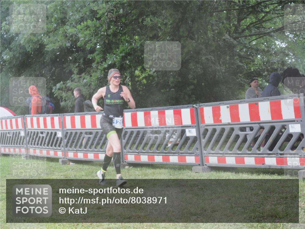 21.06.2025 - 27. Vierlanden-Triathlon KatJ http://msf.ph/oto/8038971 15.06.2025 14:22:09 Ziel 1201, 1226 meine-sportfotos.de