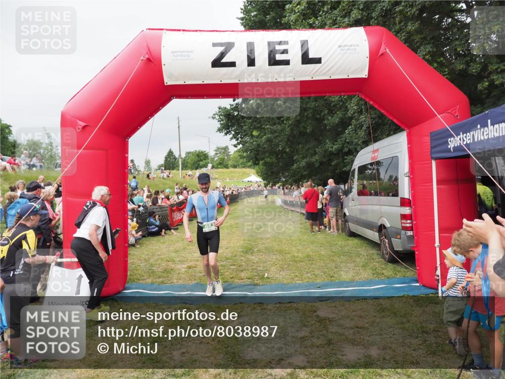 21.06.2025 - 27. Vierlanden-Triathlon MichiJ http://msf.ph/oto/8038987 15.06.2026 13:19:23 Ziel 683 meine-sportfotos.de