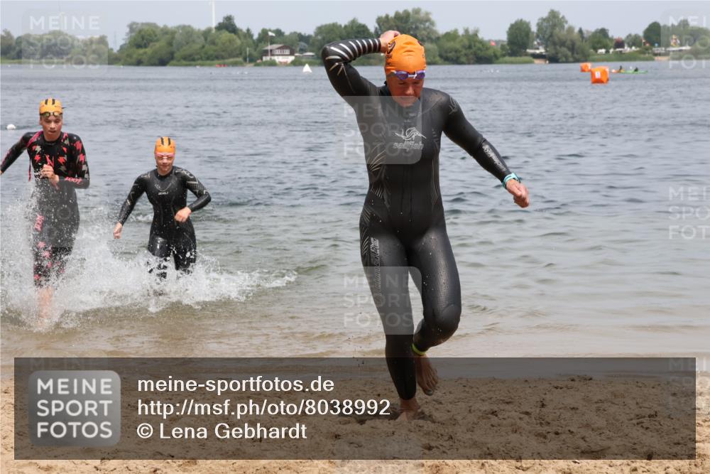 21.06.2025 - 27. Vierlanden-Triathlon Lena Gebhardt http://msf.ph/oto/8038992 15.06.2025 12:29:53 Schwimmen 1073, 1074, 1075, 1076 meine-sportfotos.de