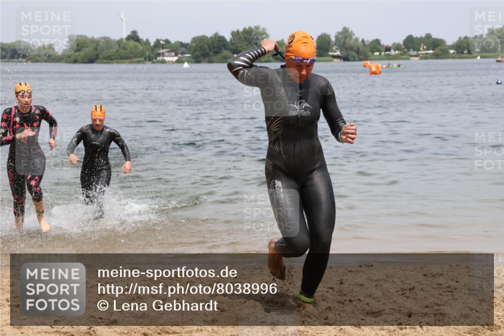 21.06.2025 - 27. Vierlanden-Triathlon Lena Gebhardt http://msf.ph/oto/8038996 15.06.2025 12:29:54 Schwimmen 1073, 1074, 1075, 1076 meine-sportfotos.de