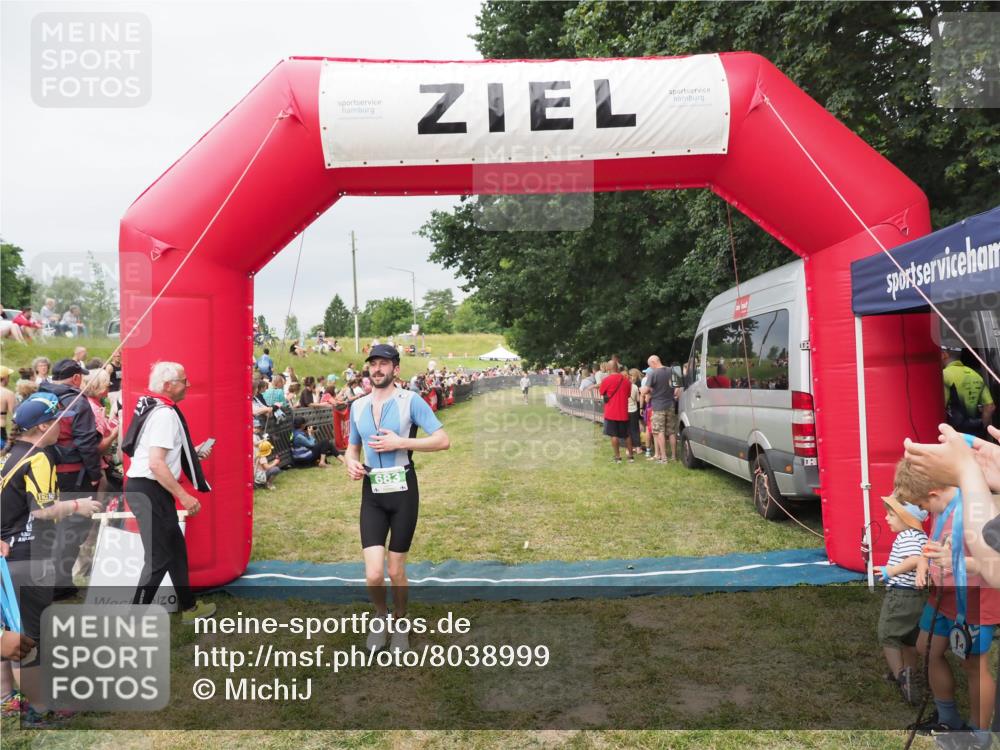 21.06.2025 - 27. Vierlanden-Triathlon MichiJ http://msf.ph/oto/8038999 15.06.2026 13:19:24 Ziel 683 meine-sportfotos.de