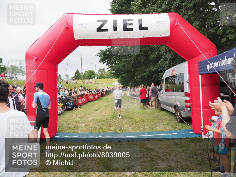 21.06.2025 - 27. Vierlanden-Triathlon MichiJ http://msf.ph/oto/8039005 15.06.2026 13:19:31 Ziel 715 meine-sportfotos.de