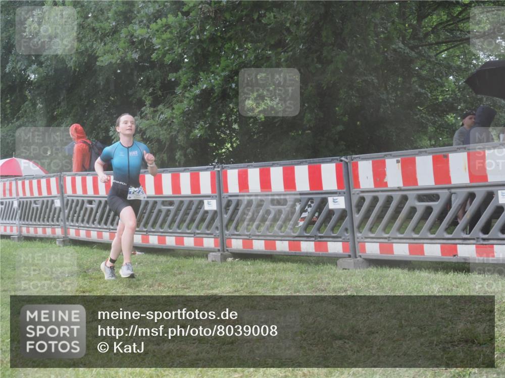 21.06.2025 - 27. Vierlanden-Triathlon KatJ http://msf.ph/oto/8039008 15.06.2025 14:22:15 Ziel 1226, 1259 meine-sportfotos.de