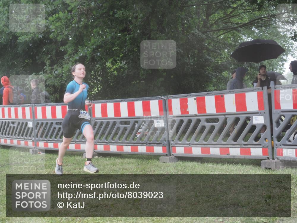 21.06.2025 - 27. Vierlanden-Triathlon KatJ http://msf.ph/oto/8039023 15.06.2025 14:22:15 Ziel 1226, 1259 meine-sportfotos.de