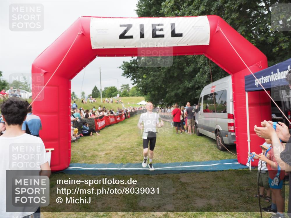 21.06.2025 - 27. Vierlanden-Triathlon MichiJ http://msf.ph/oto/8039031 15.06.2026 13:19:32 Ziel 715 meine-sportfotos.de