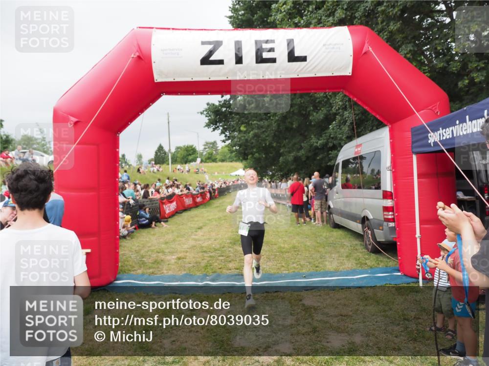 21.06.2025 - 27. Vierlanden-Triathlon MichiJ http://msf.ph/oto/8039035 15.06.2026 13:19:32 Ziel 715 meine-sportfotos.de