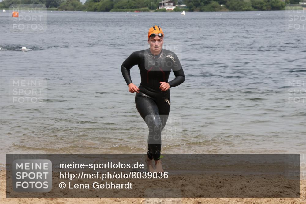 21.06.2025 - 27. Vierlanden-Triathlon Lena Gebhardt http://msf.ph/oto/8039036 15.06.2025 12:30:01 Schwimmen 1073, 1074, 1075, 1076 meine-sportfotos.de