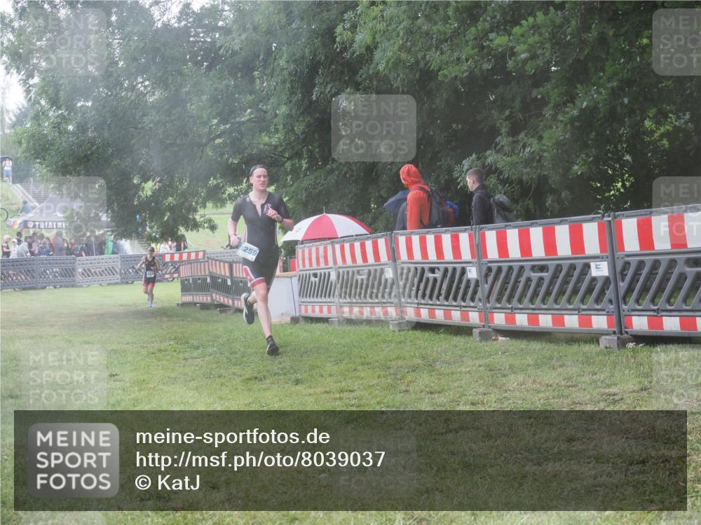 21.06.2025 - 27. Vierlanden-Triathlon KatJ http://msf.ph/oto/8039037 15.06.2025 14:22:19 Ziel 1177, 1259 meine-sportfotos.de