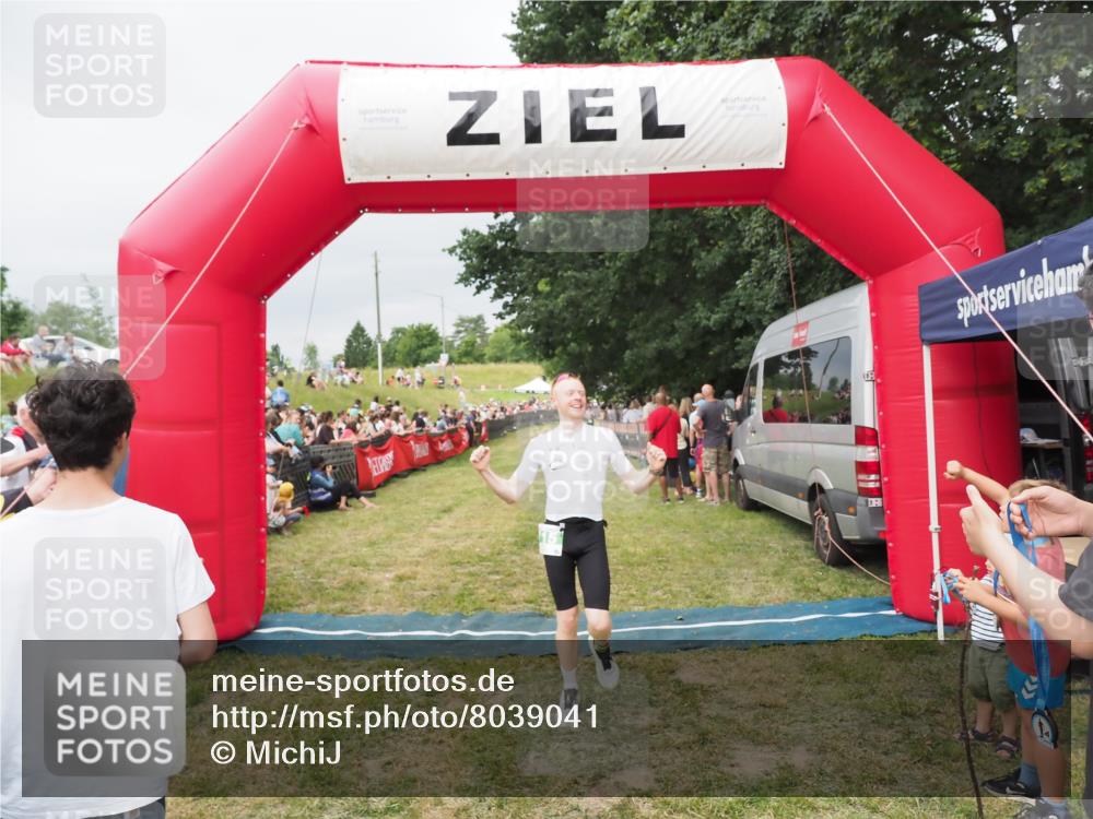 21.06.2025 - 27. Vierlanden-Triathlon MichiJ http://msf.ph/oto/8039041 15.06.2026 13:19:33 Ziel 715 meine-sportfotos.de