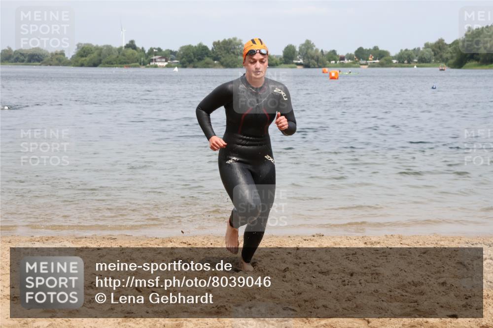 21.06.2025 - 27. Vierlanden-Triathlon Lena Gebhardt http://msf.ph/oto/8039046 15.06.2025 12:30:03 Schwimmen 1073, 1074, 1075, 1076 meine-sportfotos.de