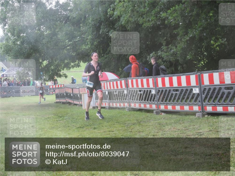 21.06.2025 - 27. Vierlanden-Triathlon KatJ http://msf.ph/oto/8039047 15.06.2025 14:22:19 Ziel 1177, 1259 meine-sportfotos.de