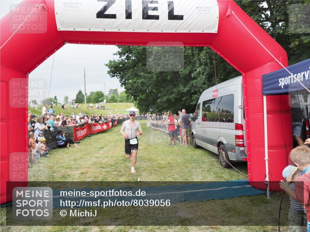21.06.2025 - 27. Vierlanden-Triathlon MichiJ http://msf.ph/oto/8039056 15.06.2026 13:19:42 Ziel 667 meine-sportfotos.de