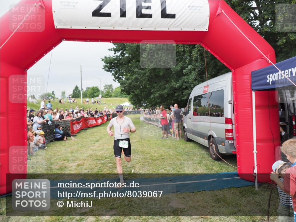 21.06.2025 - 27. Vierlanden-Triathlon MichiJ http://msf.ph/oto/8039067 15.06.2026 13:19:42 Ziel 667 meine-sportfotos.de