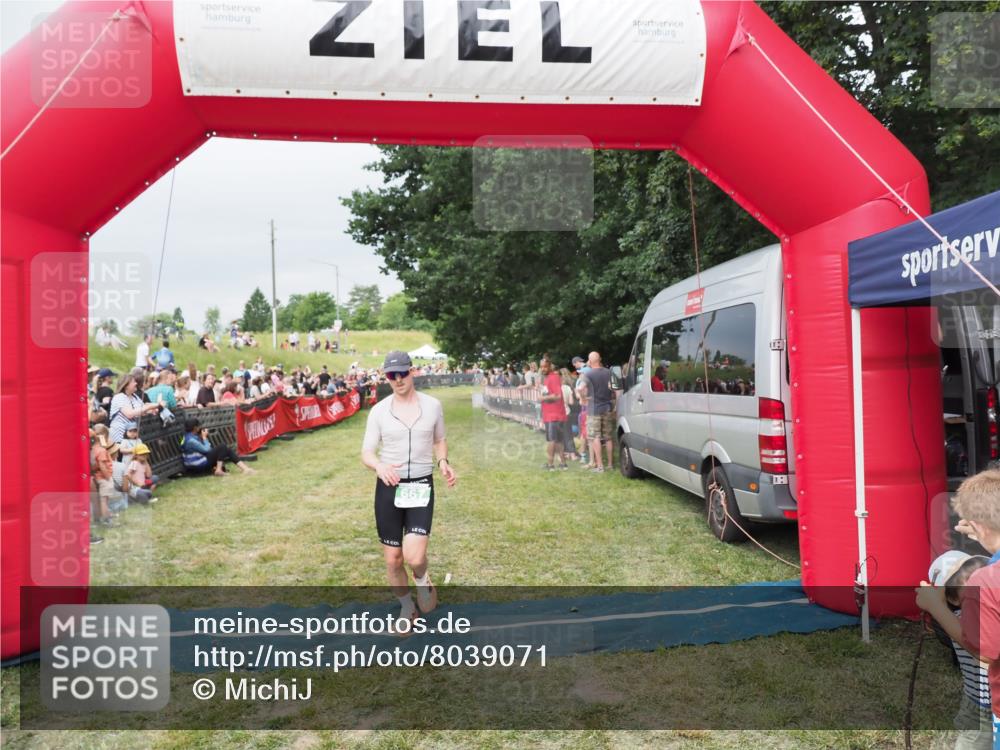 21.06.2025 - 27. Vierlanden-Triathlon MichiJ http://msf.ph/oto/8039071 15.06.2026 13:19:43 Ziel 667 meine-sportfotos.de