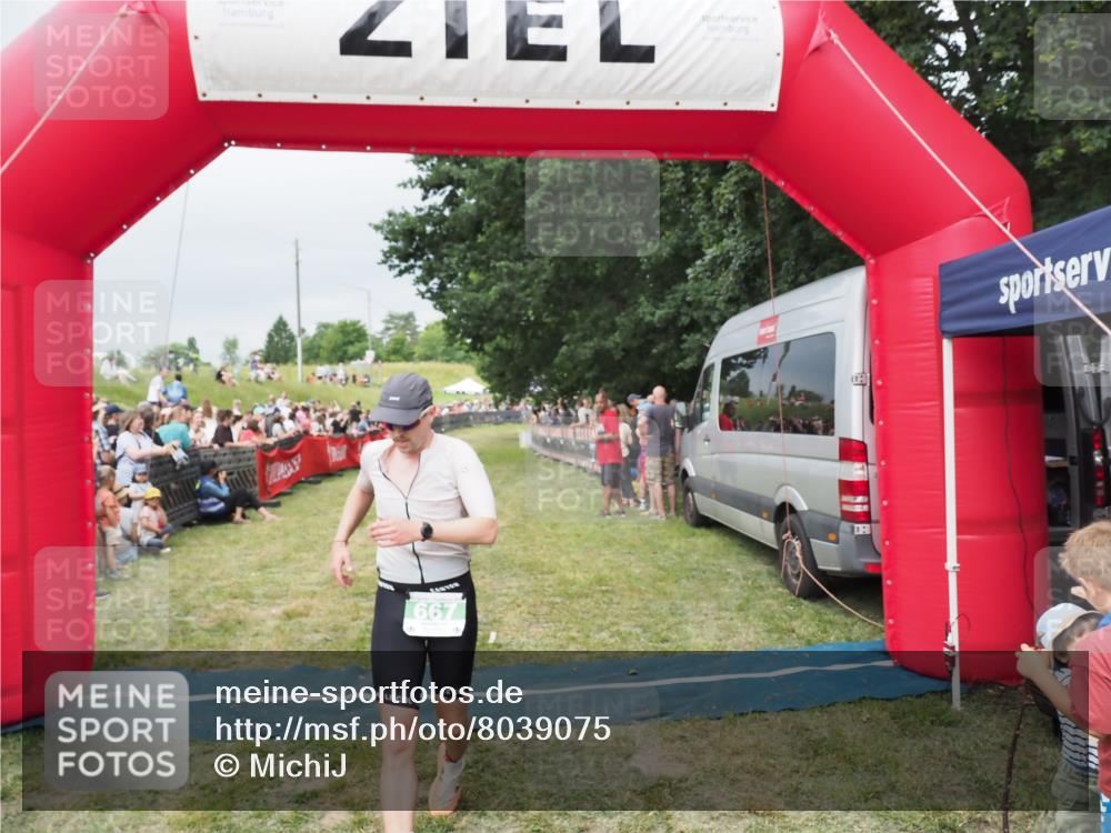 21.06.2025 - 27. Vierlanden-Triathlon MichiJ http://msf.ph/oto/8039075 15.06.2026 13:19:43 Ziel 667 meine-sportfotos.de