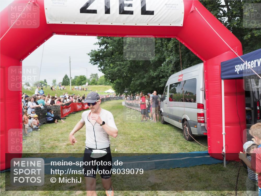 21.06.2025 - 27. Vierlanden-Triathlon MichiJ http://msf.ph/oto/8039079 15.06.2026 13:19:43 Ziel 667 meine-sportfotos.de