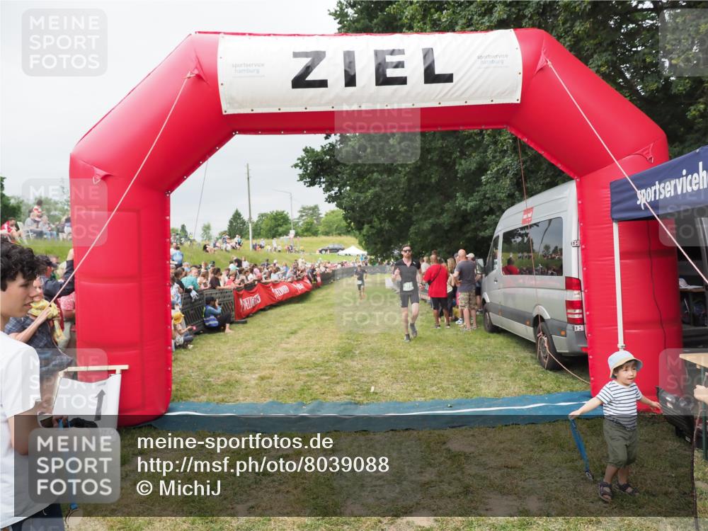 21.06.2025 - 27. Vierlanden-Triathlon MichiJ http://msf.ph/oto/8039088 15.06.2026 13:20:11 Ziel 710 meine-sportfotos.de