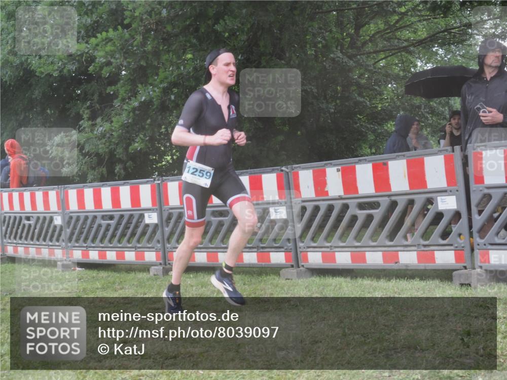21.06.2025 - 27. Vierlanden-Triathlon KatJ http://msf.ph/oto/8039097 15.06.2025 14:22:21 Ziel 1177, 1259 meine-sportfotos.de