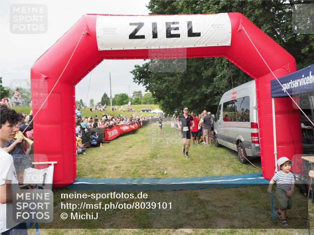21.06.2025 - 27. Vierlanden-Triathlon MichiJ http://msf.ph/oto/8039101 15.06.2026 13:20:11 Ziel 710 meine-sportfotos.de