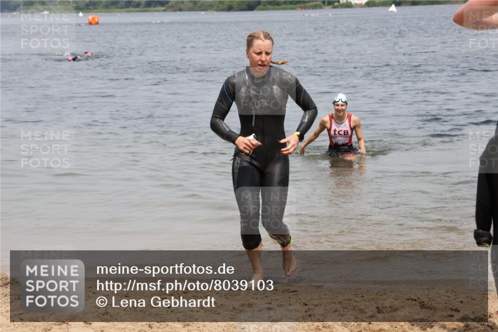 21.06.2025 - 27. Vierlanden-Triathlon Lena Gebhardt http://msf.ph/oto/8039103 15.06.2025 12:31:04 Schwimmen 1069, 1070, 1071, 1072 meine-sportfotos.de