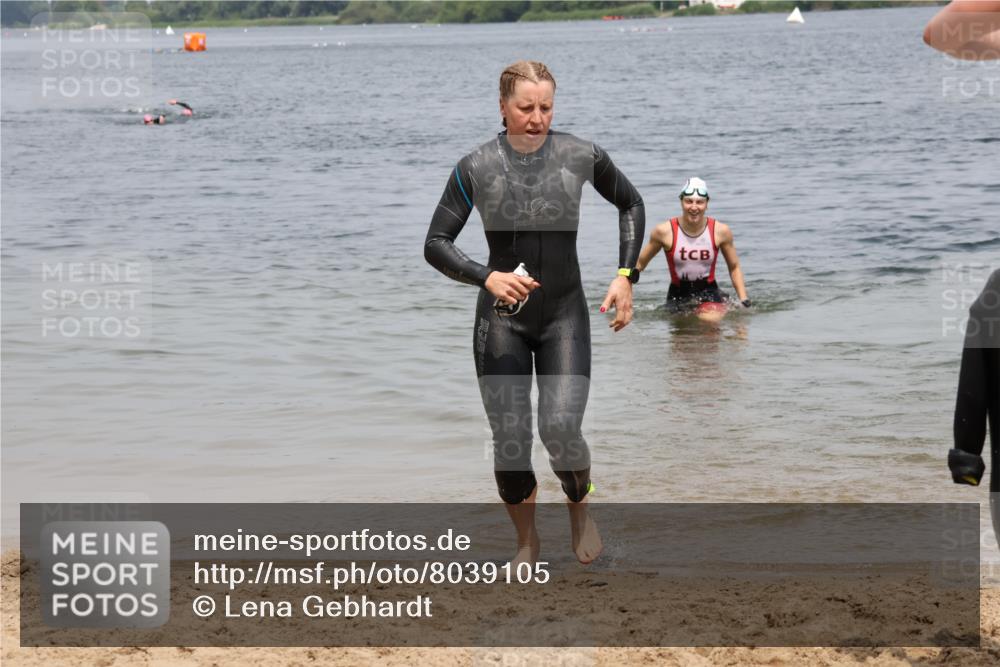 21.06.2025 - 27. Vierlanden-Triathlon Lena Gebhardt http://msf.ph/oto/8039105 15.06.2025 12:31:04 Schwimmen 1069, 1070, 1071, 1072 meine-sportfotos.de